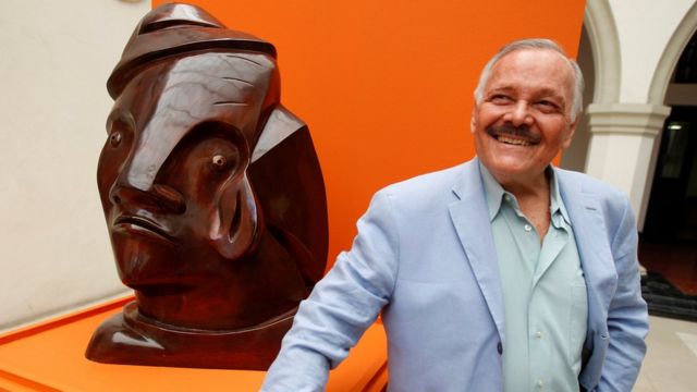 El artista mexicano José Luis Cuevas junto a una de sus esculturas