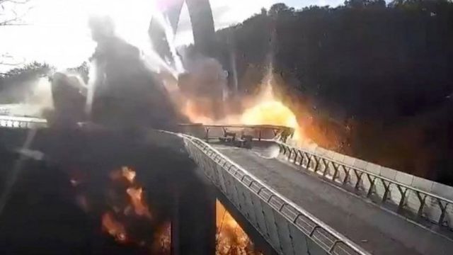 El puente Klitschko en Kyiv en el momento de la explosión