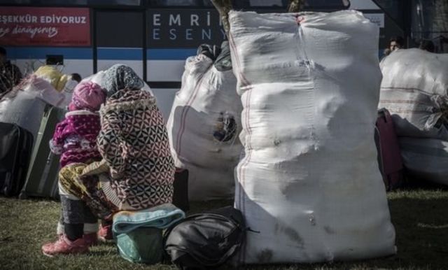 Suriyeli bir mülteci ve çocuğu