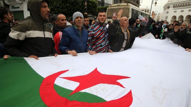 المحتجون يطالبون بدولة مدنية ديمقراطية في الجزائر