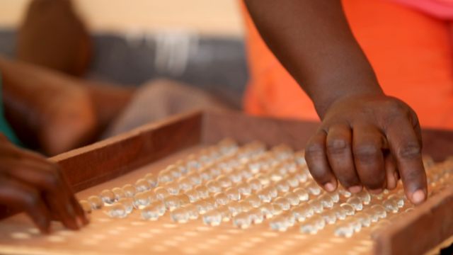 Des fonctionnaires installent des billes sur un tableau qui sera utilisé pour compter les votes avant les élections parlementaires, le 4 avril 2017 à Serekunda, en Gambie.