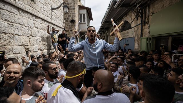 Схождение Благодатного огня в Иерусалиме. Фотогалерея - BBC News ...
