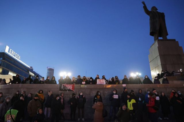 Người biểu tình cầm biểu ngữ với thông điệp "Không chiến tranh" (No To War) trong một cuộc biểu tình chống chiến tranh ở trung tâm Yekaterinburg, Nga hôm 24/2