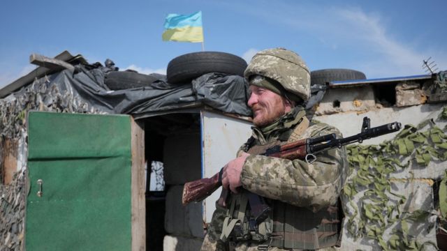 Um soldado ucraniano patrulha o posto de controle no vilarejo de Shyrokyne, perto de Mariupol. Foto: 26 de abril de 2021