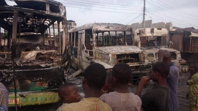 àwọn ọkọ ti awọn janduku jo nina ni ọga Kunle Oluomo ni Ifo, Ipinlẹ Ogun