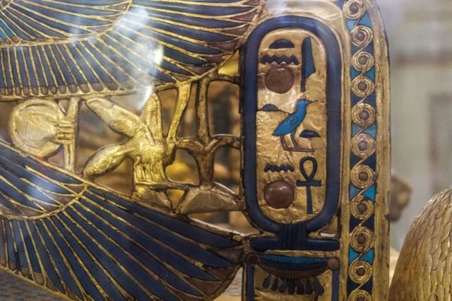 Частина позолоченого трону Тутанхамона, знайдена у його гробниці