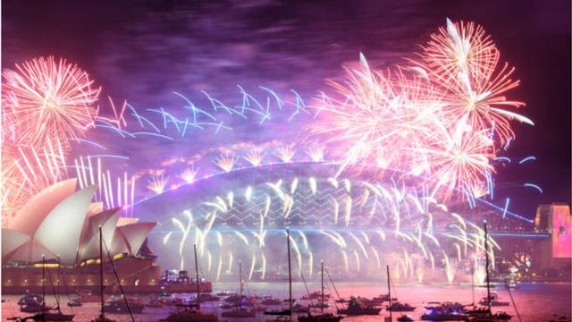 الألعاب النارية فوق ميناء سيدني باستراليا احتفالاً بالعام الجديد.