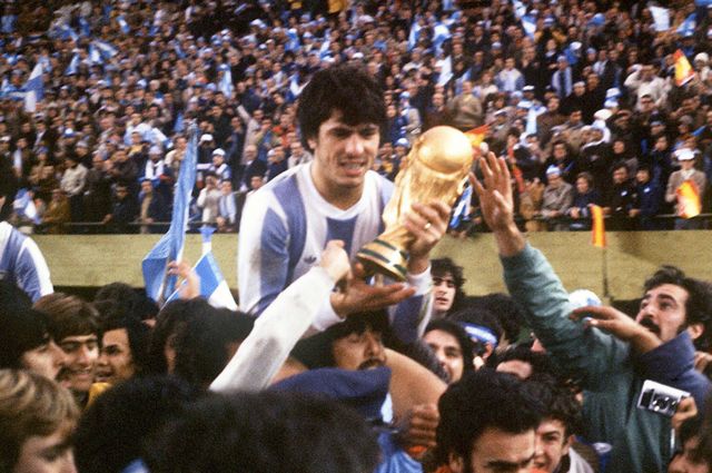 El capitán argentino Daniel Passarella sostiene el trofeo tras la victoria frente a Holanda en la final.