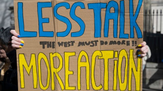 Cartaz durante ato em Londres em apoio à Ucrânia com a frase "Menos conversa, mais ação - O Ocidente precisa fazer mais"