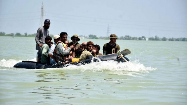 Marinha paquistanesa resgatando pessoas em área de alagamento
