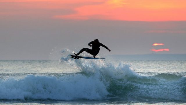 Surfista en Devon, Inglaterra