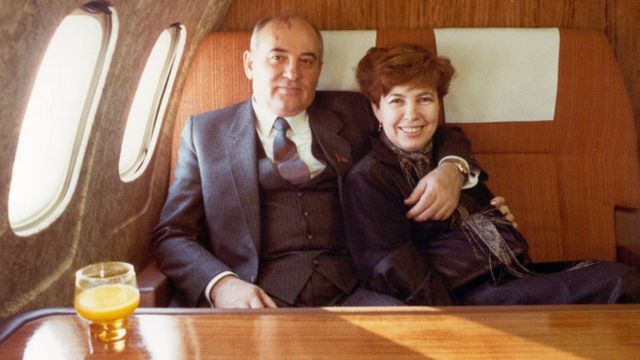 戈爾巴喬夫（左）與夫人賴莎（右）在飛機上（資料圖片）