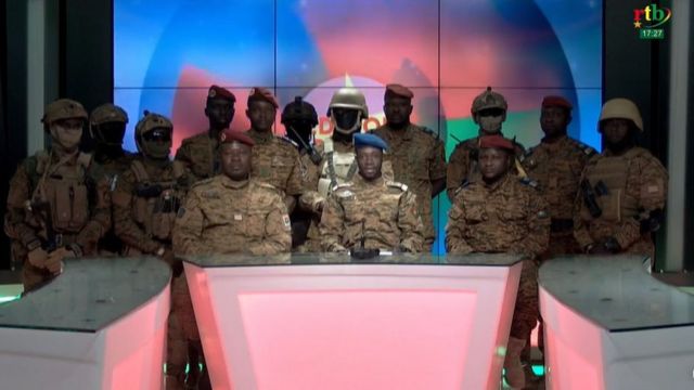 Une capture d'écran d'une vidéo montre le capitaine Kader Ouedraogo s'exprimant sur la télévision d'État " RTB " à Ouagadougou, au Burkina Faso, le 24 janvier 2022.