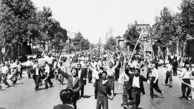 Partidarios de la monarquía del sha Mohamed Reza Pahlevi en las calles de Teherán en 1953.