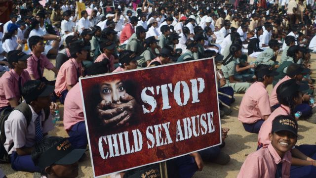 Protesta en India contra el abuso infantil.