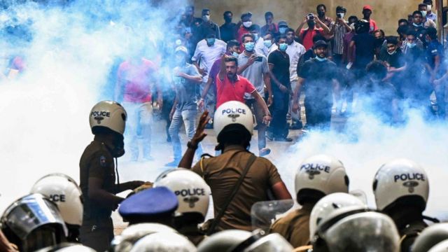 الشرطة تستخدم الغاز المسيل للدموع لتفريق الطلاب المتظاهرين في العاصمة السريلانكية كولومبو على الأزمة الاقتصادية في البلاد