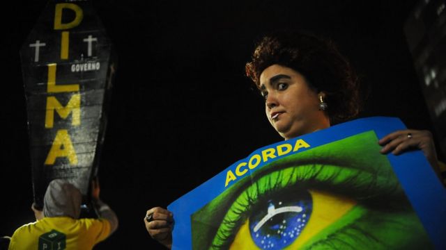 Manifestante defende afastamento definitivo de Dilma Rousseff fora do Congresso
