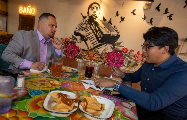 Raul Claro y Alan Antonio comen en el restaurante Guelaquetza en Koreatown, Los Ángeles, California, el 13 de abril de 2022.