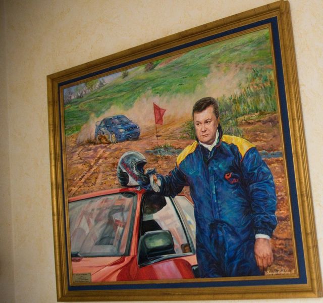 Retrato de Viktor Yanukovych en su multimillonaria mansión que tuvo que abandonar cuando huyó del país en 2014.