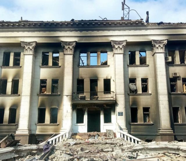 Gedung teater di Mariupol yang dipakai sebagai tempat berlindung warga