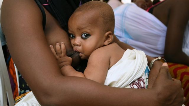 Alimentation des bébés : les risques de leur donner de la nourriture avant  le sixième mois - BBC News Afrique