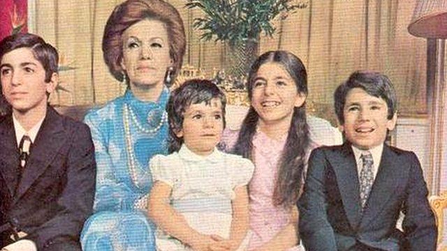 از راست به چپ: علیرضا پهلوی، فرحناز پهلوی، لیلا پهلوی، فریده دیبا، رضا پهلوی