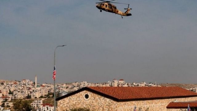 Pompeo flies by helicopter to a settlement near Ramallah