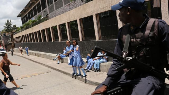 Policía patrulla las calles de Tegucigalpa, Honduras