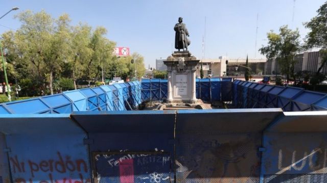 墨西哥城的哥伦布雕像在10月12日“哥伦布日”当天被围了起来以防示威者涂污破坏。(photo:BBC)