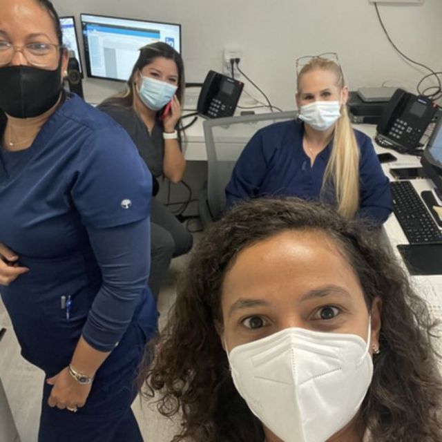 Ana Paula com colegas de trabalho na clínica que trabalha em Miami, nos EUA