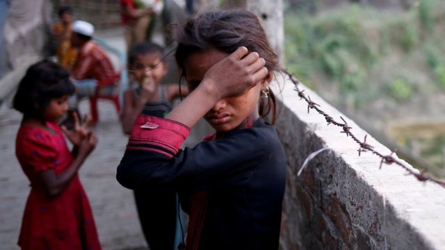 バングラデシュの難民キャンプで涙をぬぐうロヒンギャの少女（今年2月）