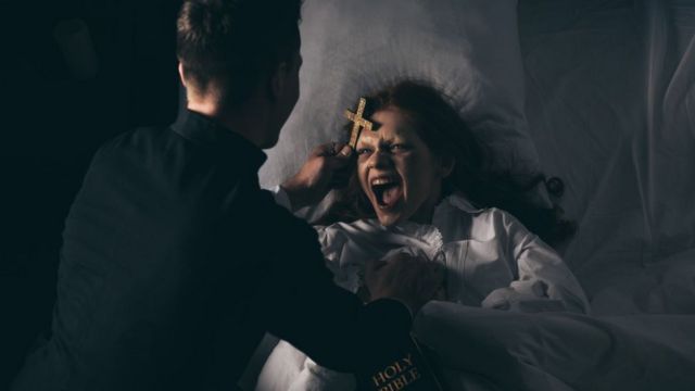 Escena de un exorcismo