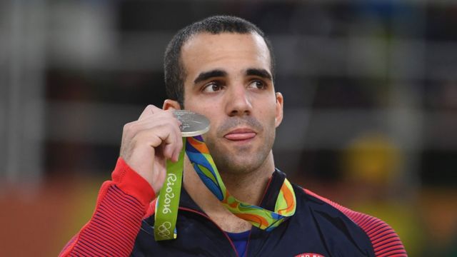 Danell Leyva sostiene su medalla de plata en los juegos de Río