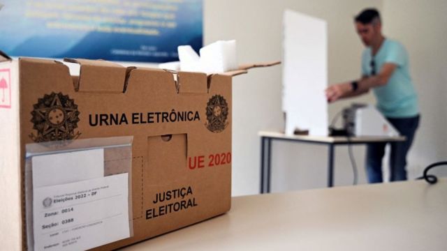 Instalación de una urna electrónica en un puesto de votación en Brasil