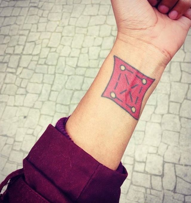 Tatuagem de lenço vermelho no punho