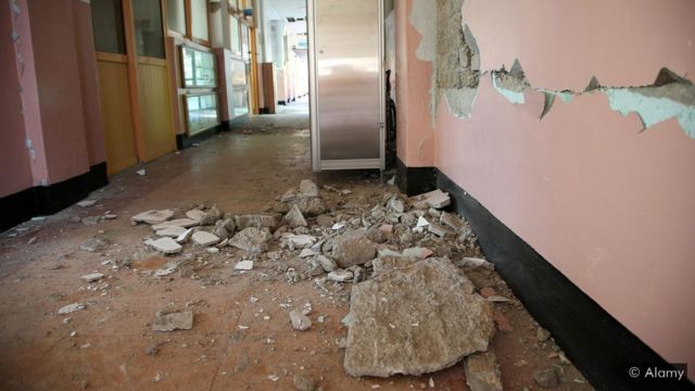 Destruição provocada pelo terremoto de 2017 em escola de Pohang