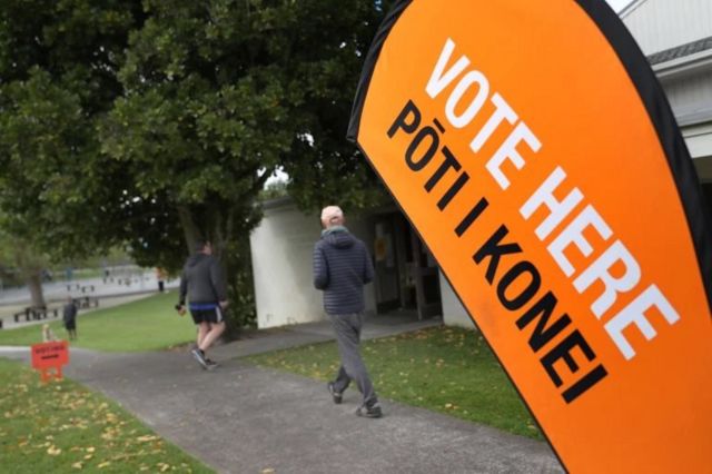 Yeni Zelanda'da oy kullanmaya giden bir seçmen