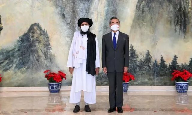 ملا غنی برادر، معاون رهبر گروه طالبان در جریان سفرش به چین با ونگ یی، وزیر خارجه دیدار کرد