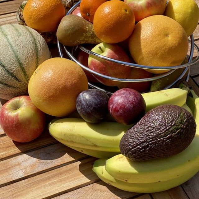 Groupe de fruits, dont l'avocat, la banane, la prune et l'orange