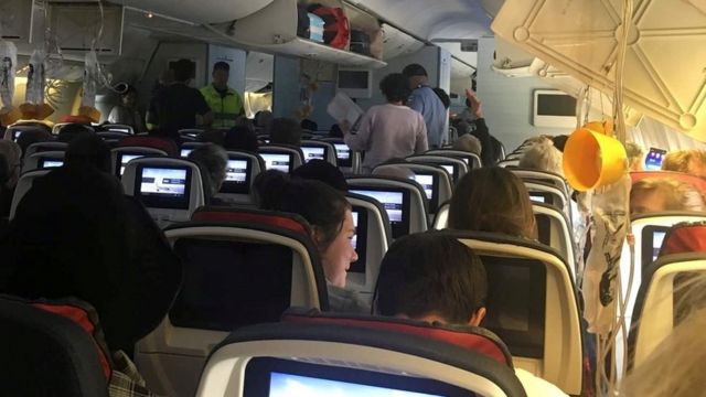 Tiba-tiba alami turbulensi hebat, penumpang Air Canada terlempar dan hantam  langit-langit pesawat - BBC News Indonesia