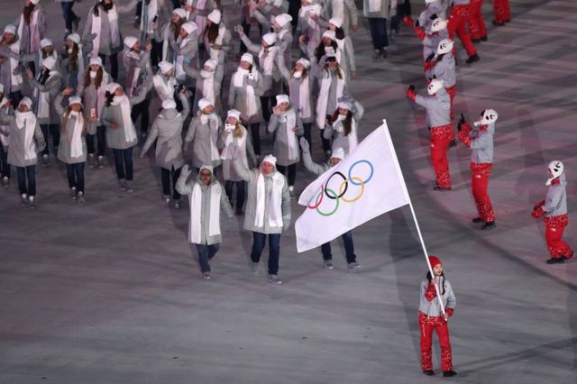 Los atletas rusos desfilan bajo la bandera olímpica en la ceremonia de inauguración de PyeongChang 2018, en el estadio olímpico de la ciudad surcoreana del mismo nombre, el 9 de febrero. (Foto: Maddie Meyer/Getty Images)