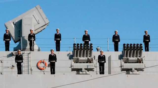 Marinheiros chineses a bordo de navio