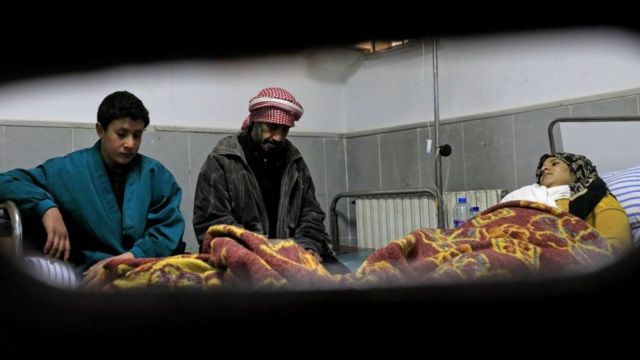 Hastane yatağında yatan Kürt bir kadın.