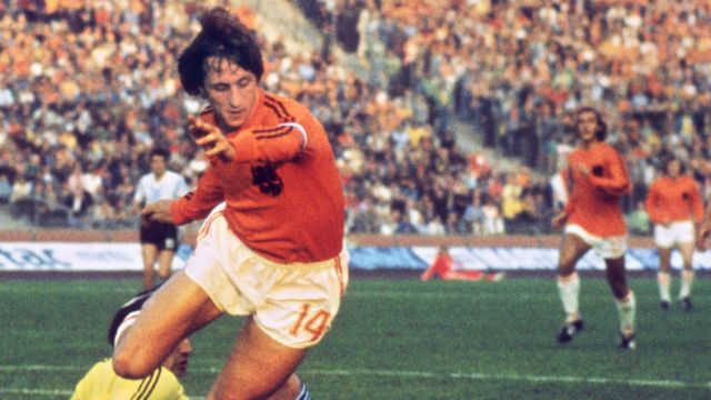 最高峰のサッカー選手 オランダのヨハン クライフ氏死去 cニュース