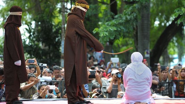 Seorang perempuan menjalani hukuman cambuk di Provinsi Aceh, 28 November lalu, setelah dituding terlibat zina.