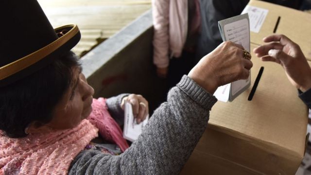 Una mujer indígena boliviana vota.