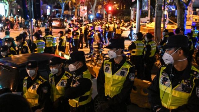Policiais bloqueiam a rua Wulumuqi, batizada de Urumqi em mandarim, em Xangai, em 27 de novembro de 2022, na área onde protestos contra a política de Covid zero da China ocorreram na noite anterior após um incêndio mortal em Urumqi, capital da região de Xinjiang