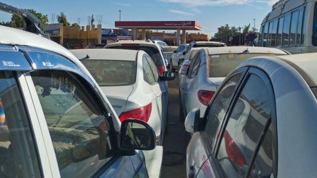 Filas de autos ante una estación de gasolina a principios de mayo de 2023.
