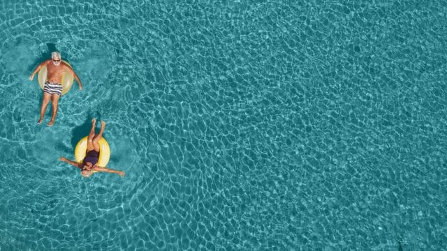 hombres en el mar