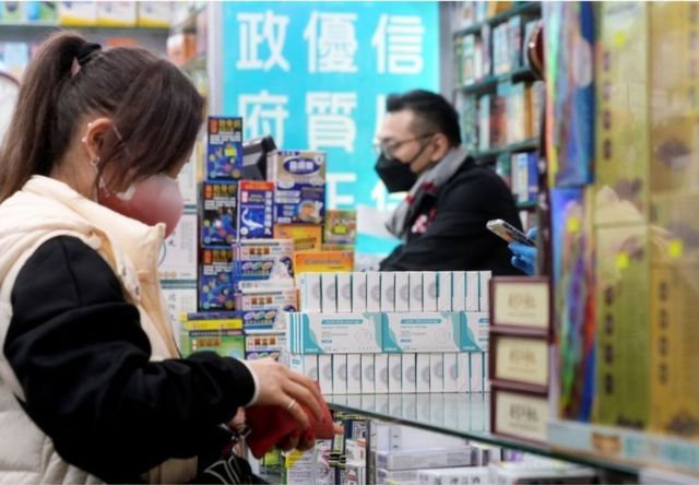 香港的一家药店售卖用于新冠病毒快速抗原检测的试剂盒。